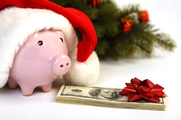 6 Tips to Save for the Holidays NOW When You’re On a Tight Budget